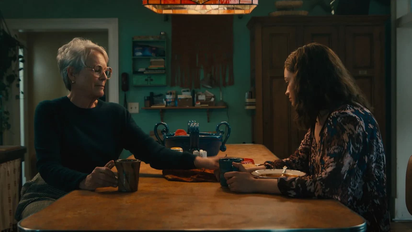 Jamie Lee Curtis a Emma Mackey ve filmu Ella McCay