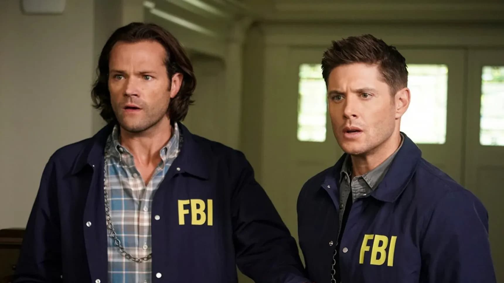 Jared Padalecki jako Sam Winchester a Jensen Ackles jako Dean Winchester v seriálu Lovci duchů