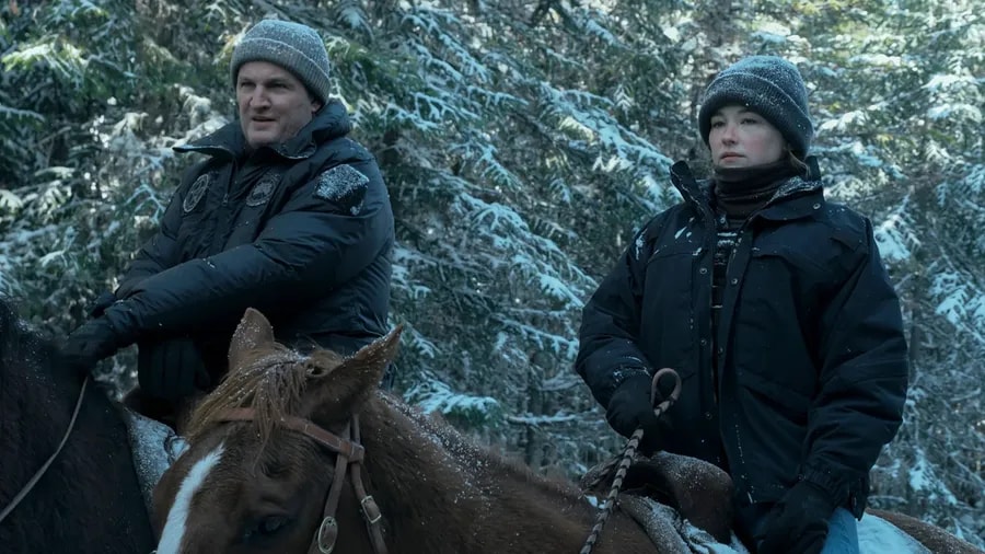 Jason Clarke a Haley Bennett v seriálu Nejzazší hranice