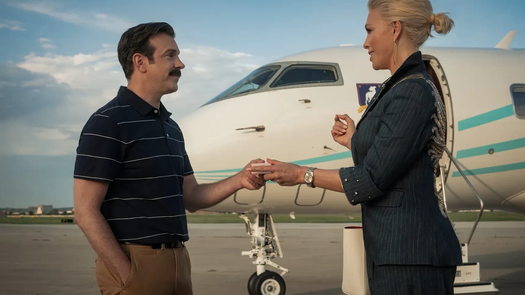Jason Sudeikis a Hannah Waddingham ve 4. řadě seriálu Ted Lasso