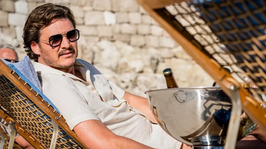 Pedro Pascal v roli Javiho Gutierreze ve filmu Nesnesitelná tíha obrovského talentu