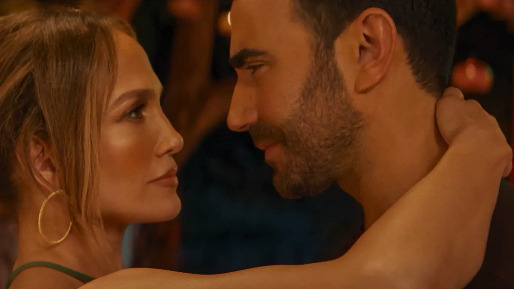 Jennifer Lopez a Brett Goldstein ve filmu Pracovní romance