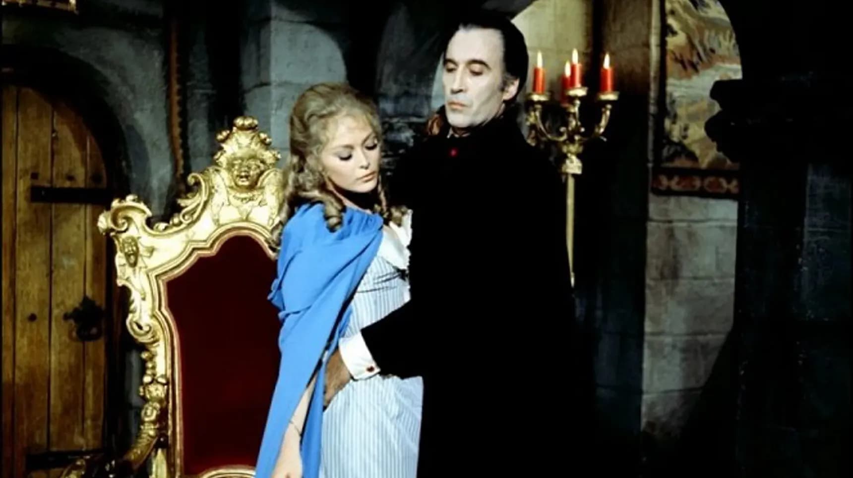 Jenny Hanley a Christopher Lee ve filmu Drákulovo znamení