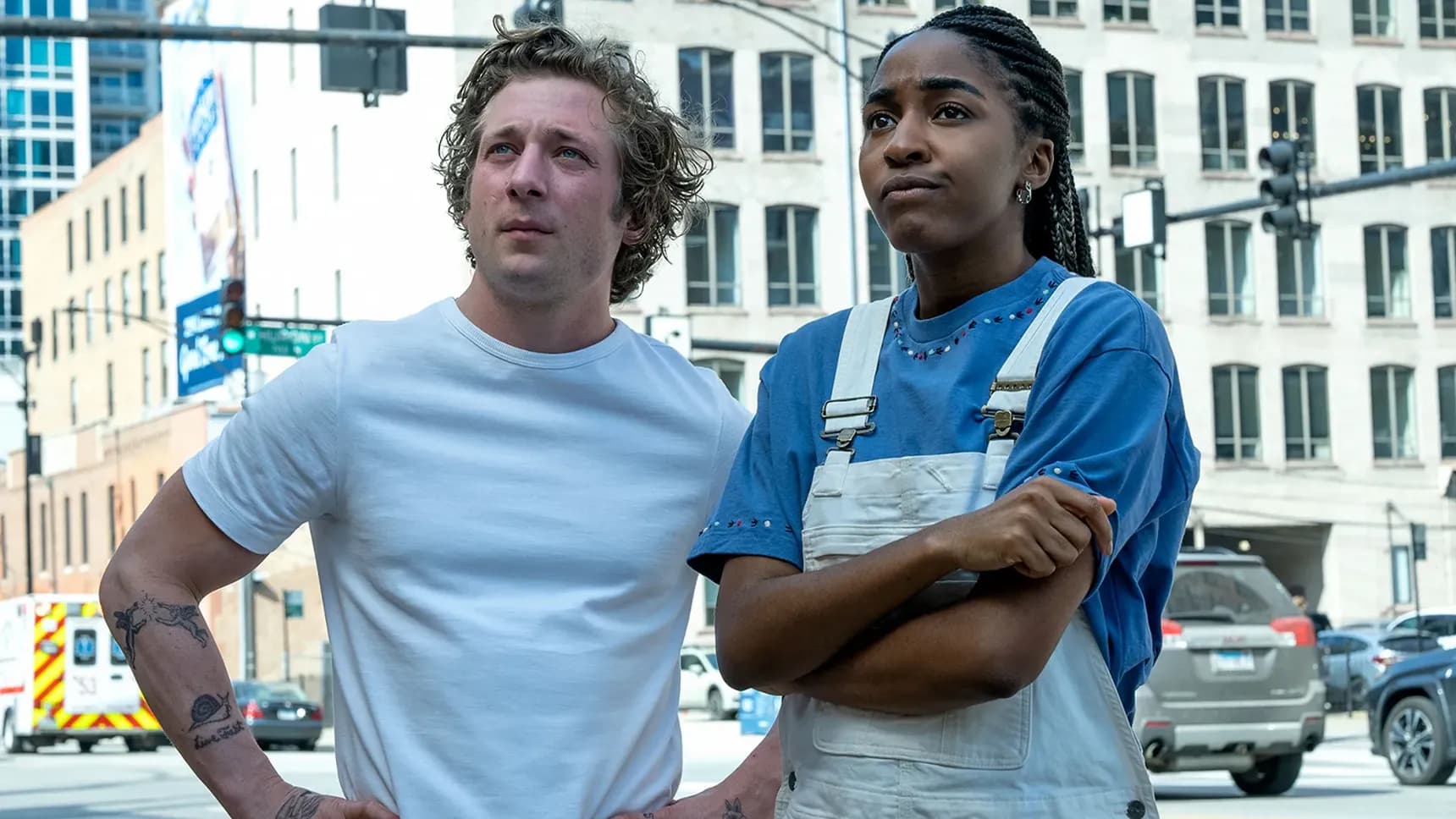 Jeremy Allen White a Ayo Edebiri v seriálu Medvěd