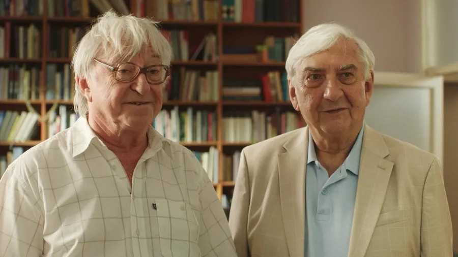 Jiří Lábus a Miroslav Donutil ve filmu Někdo to rád v Plzni