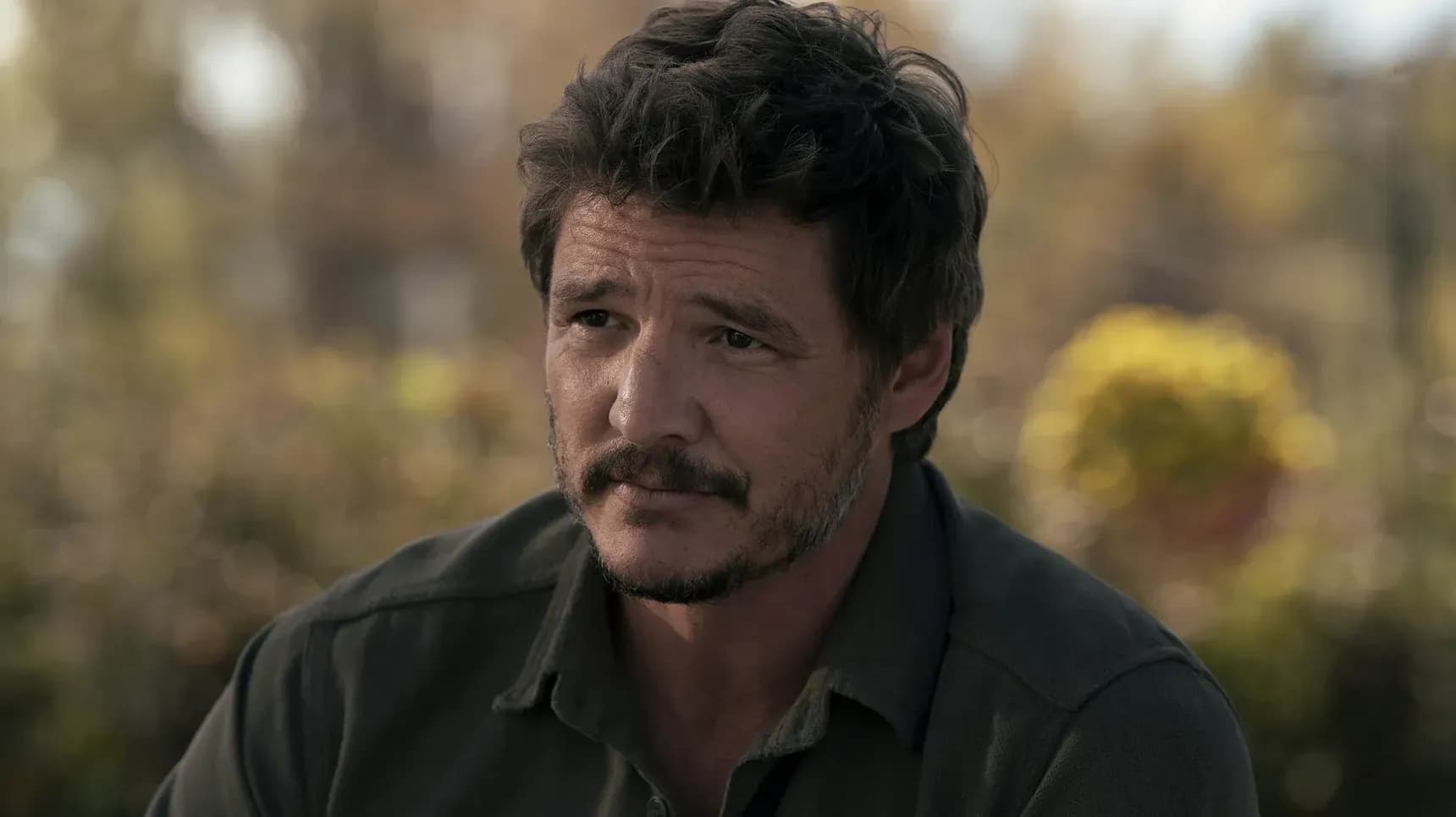 Pedro Pascal jako Joel Miller v seriálu The Last of Us