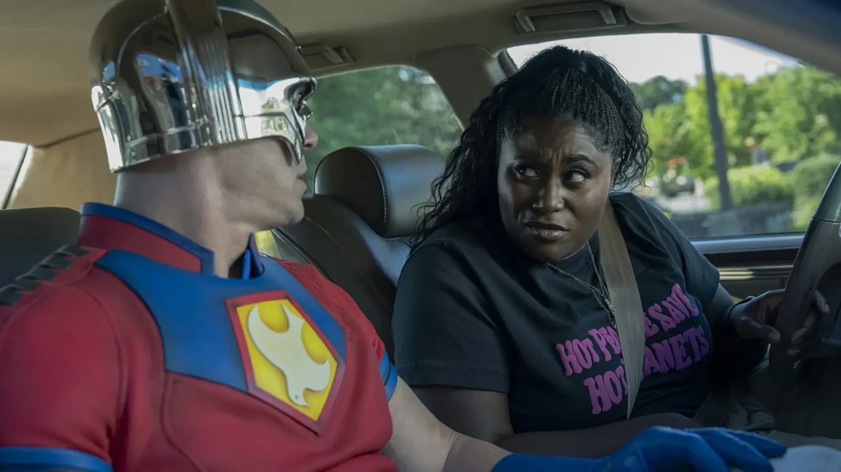 John Cena a Danielle Brooks ve druhé řadě seriálu Peacemaker