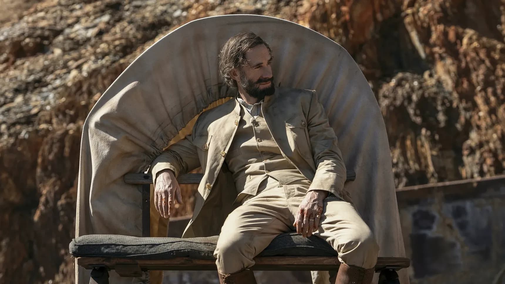 Joseph Fiennes v seriálu Mladý Sherlock