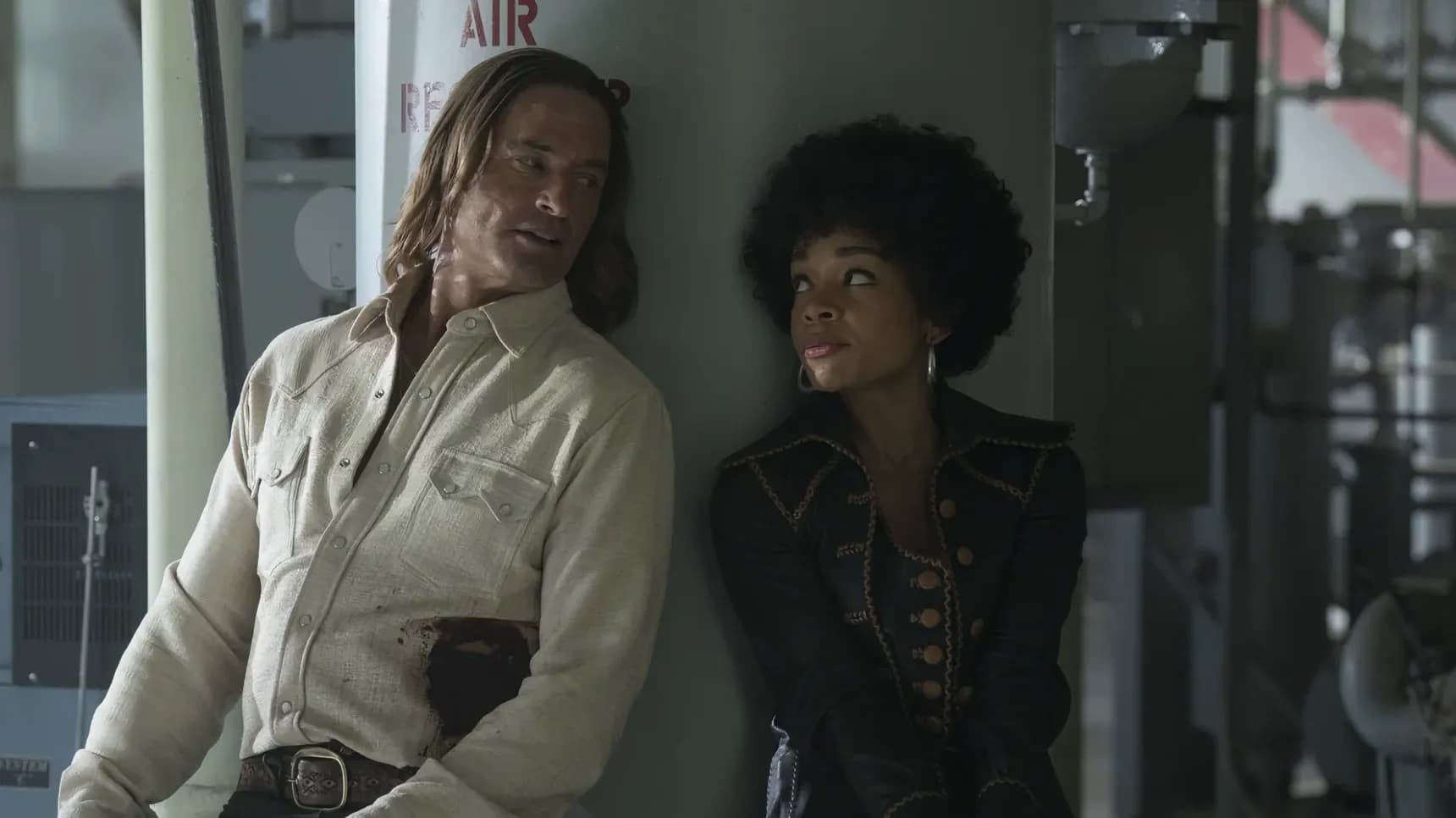 Josh Holloway a Rachel Hilson v seriálu Duster