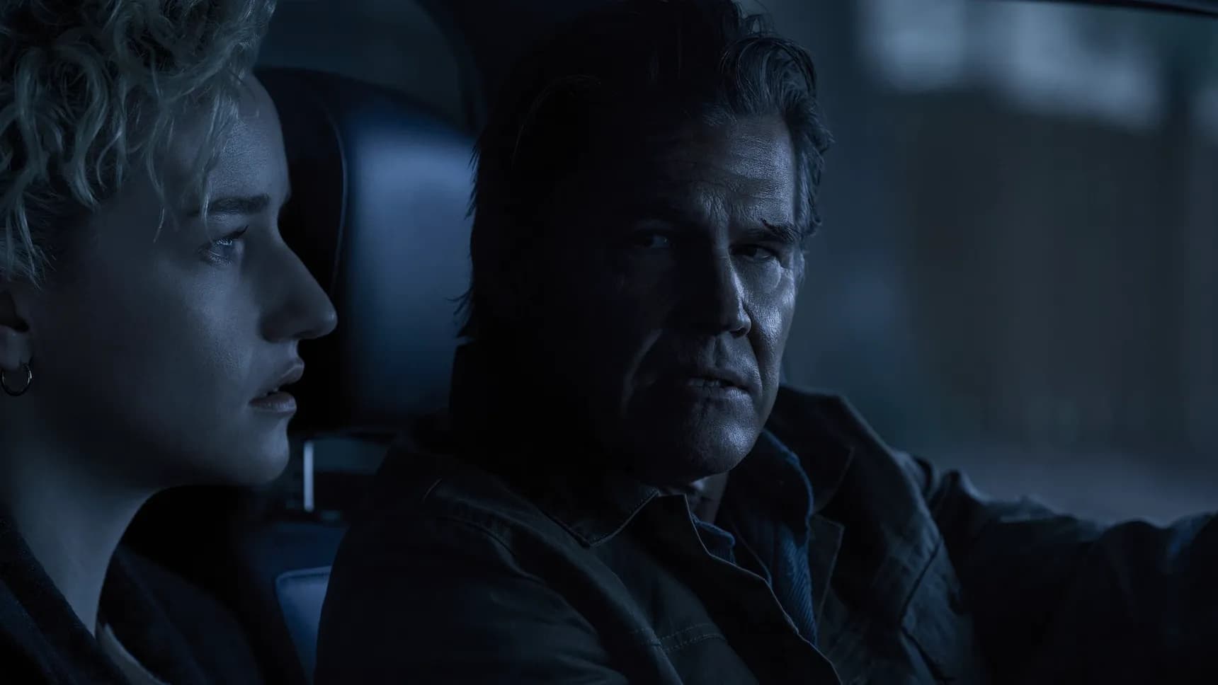 Julia Garner a Josh Brolin ve filmu Hodina zmizení
