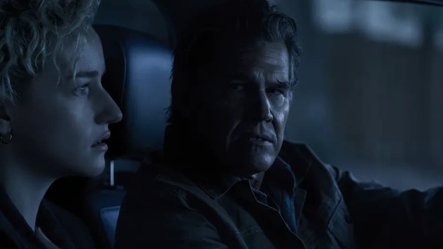 Julia Garner a Josh Brolin ve filmu Hodina zmizení