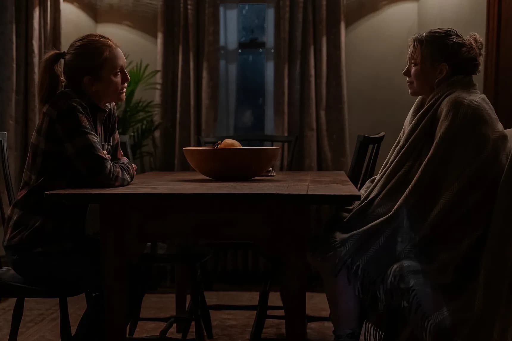 Julianne Moore jako Kate a Sydney Sweeney jako Claire ve filmu Echo Valley