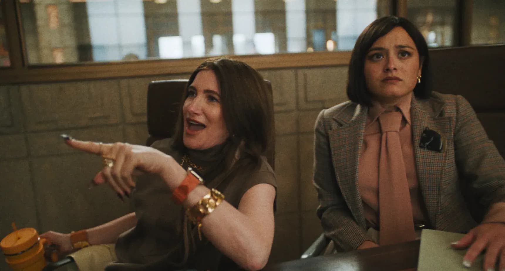 Kathryn Hahn a Chase Sui Wonders v seriálu The Studio