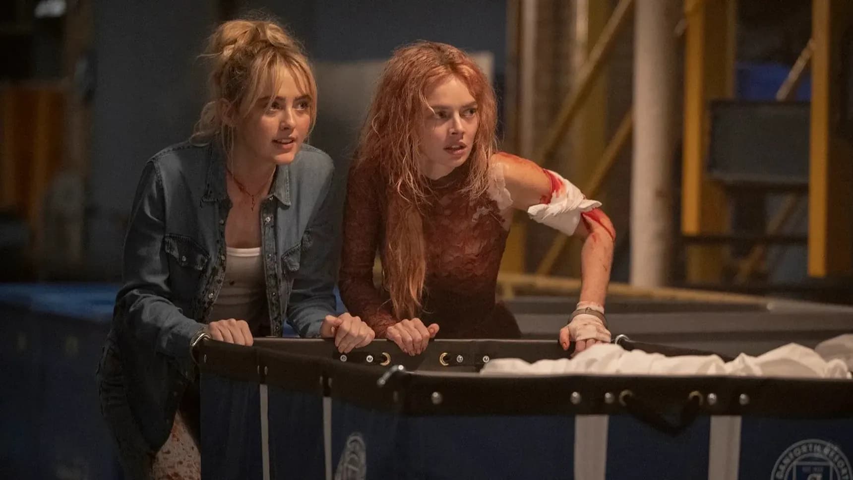 Kathryn Newton a Samara Weaving ve filmu Krvavá nevěsta: Hra začíná