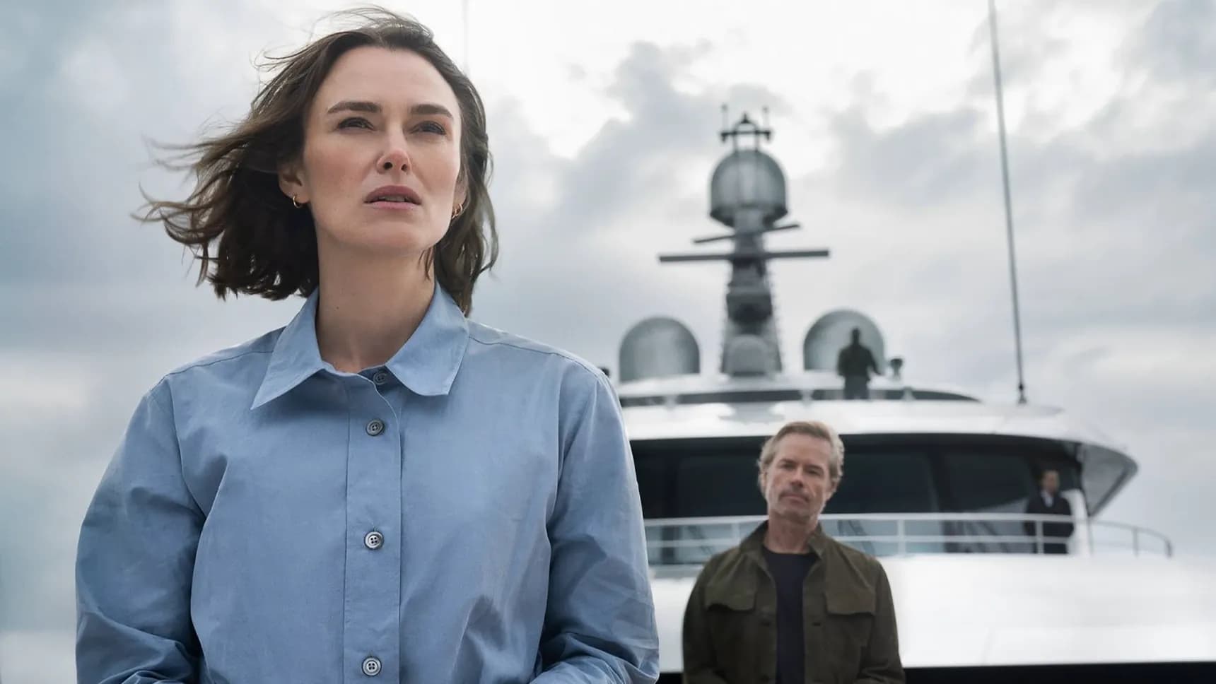 Keira Knightley a Guy Pearce ve filmu Žena z kajuty č. 10
