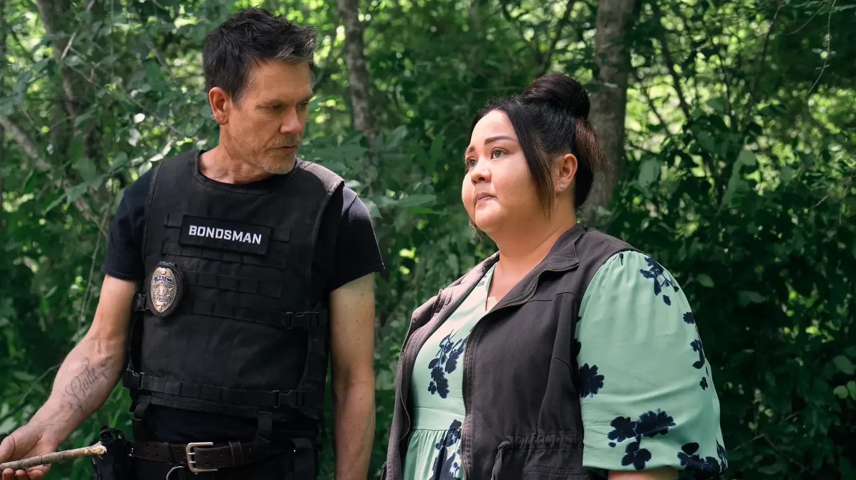 Kevin Bacon a Jolene Purdy v seriálu Lovec démonů