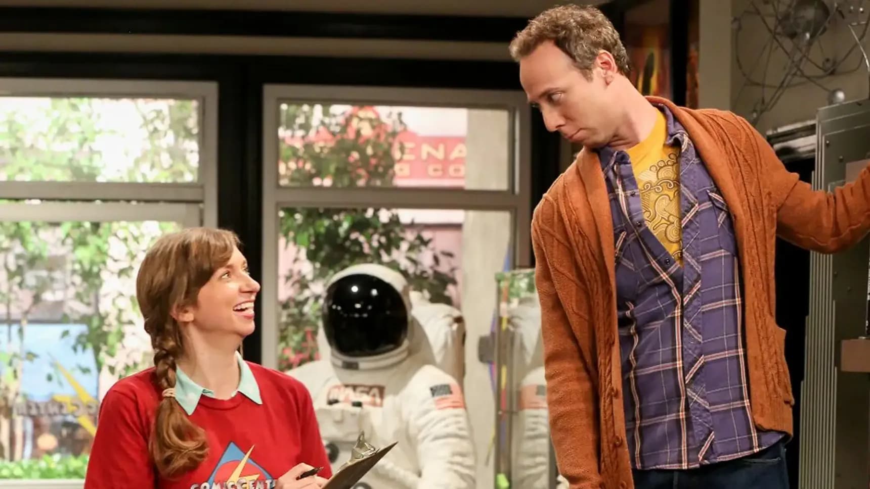 Lauren Lapkus a Kevin Sussman v seriálu Teorie velkého třesku