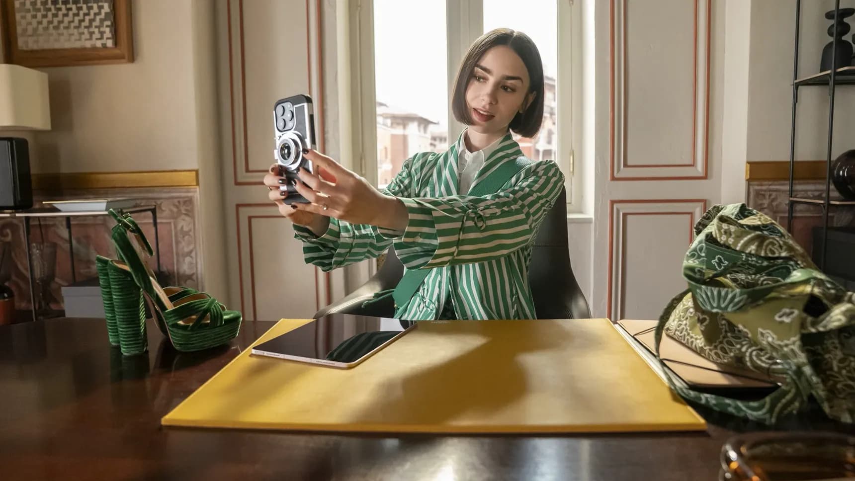 Lily Collins v seriálu Emily in Paris