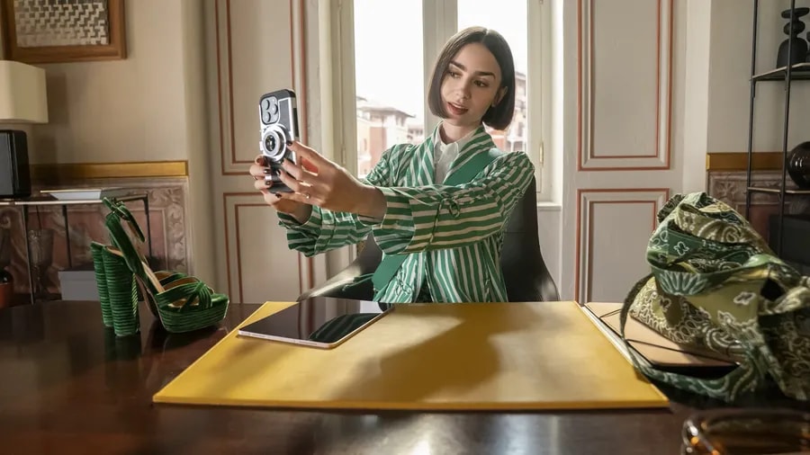 Lily Collins v seriálu Emily in Paris