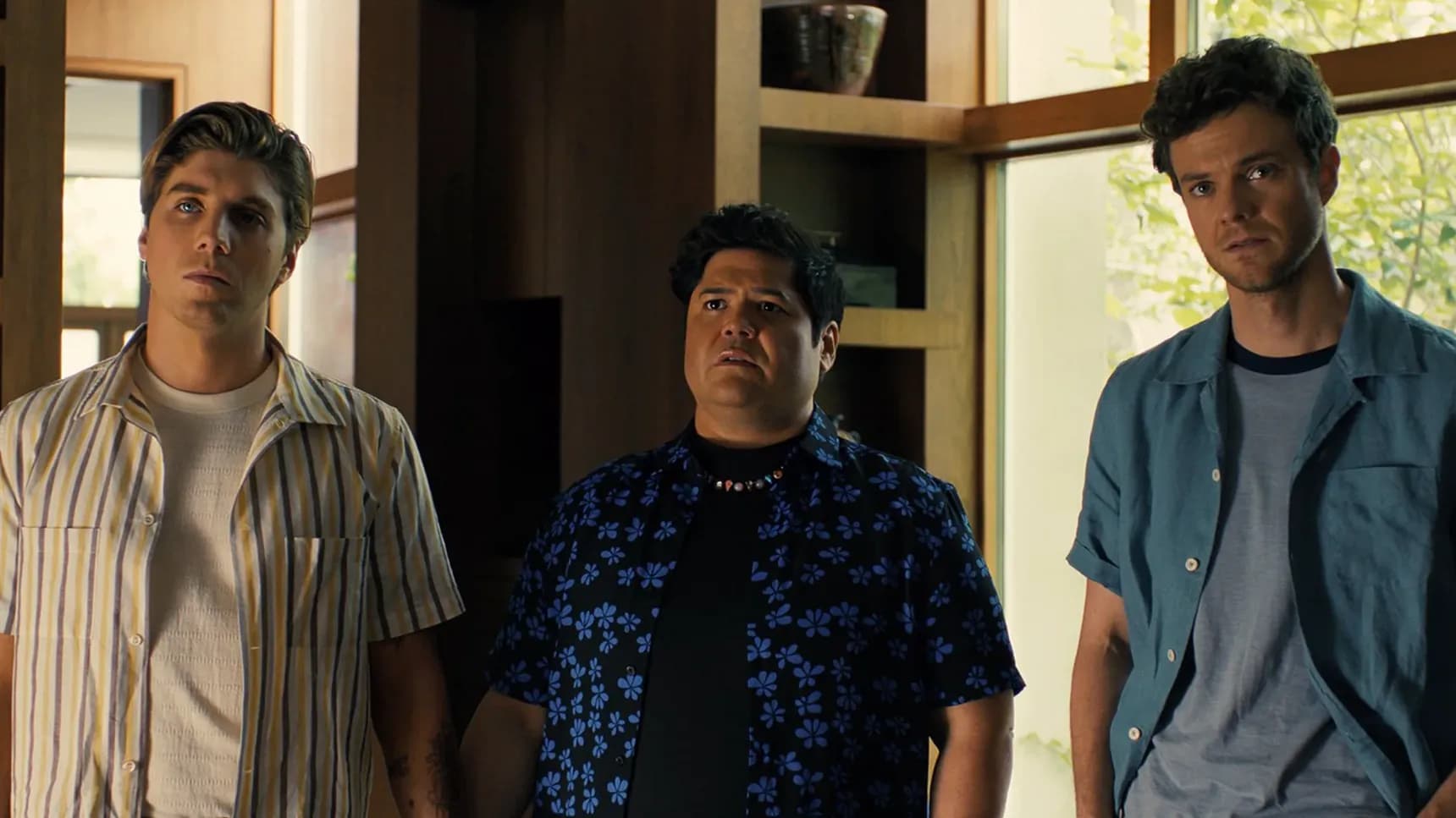 Lukas Gage, Harvey Guillén a Jack Quaid ve filmu Společník