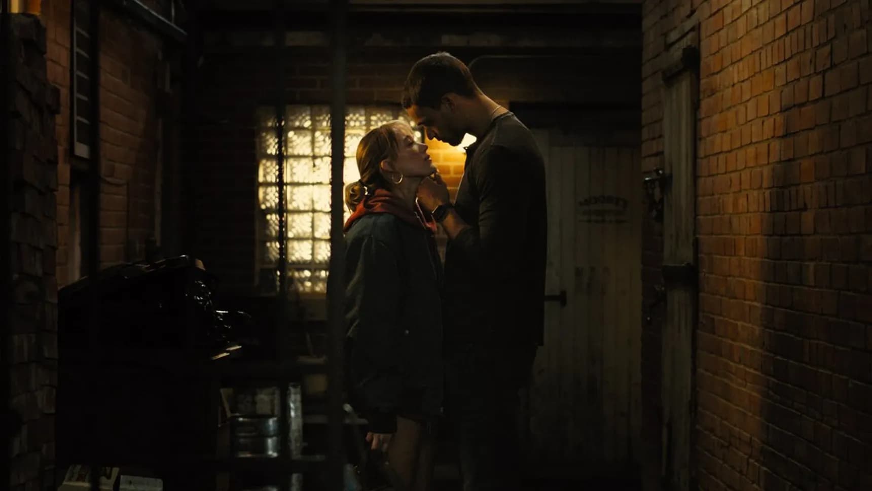 Maika Monroe a Tyriq Withers ve filmu Vzpomínky na něj