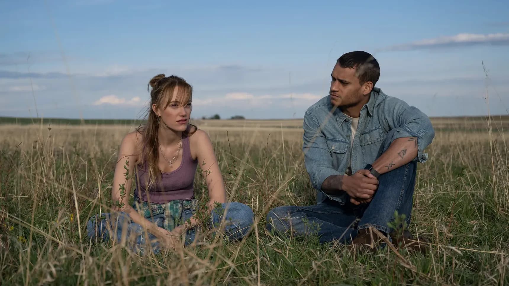 Maika Monroe a Tyriq Withers ve filmu Vzpomínky na něj