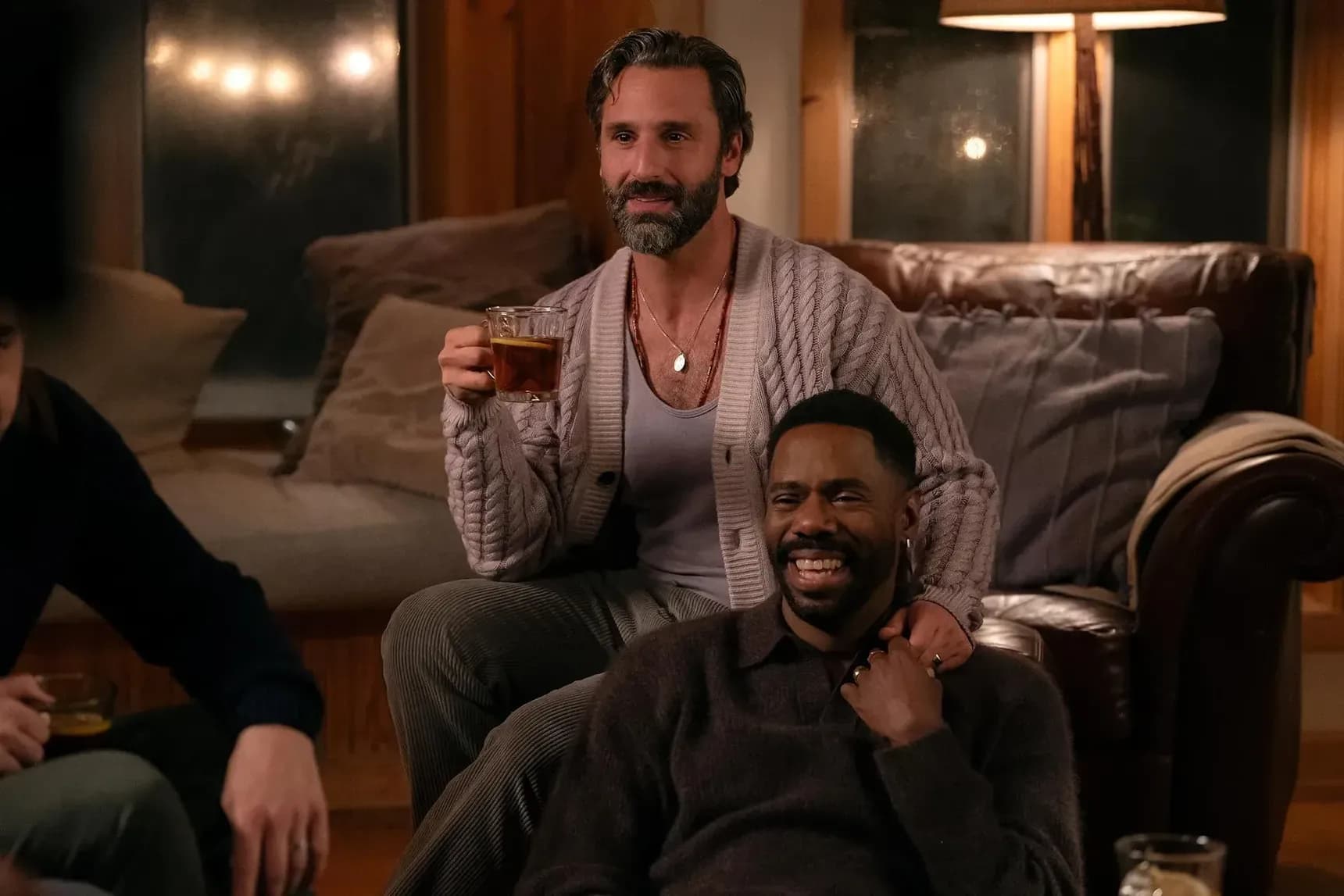 Marco Calvani jako Claude a Colman Domingo jako Danny v seriálu Čtyři roční období