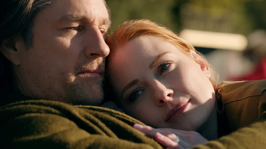 Martin Henderson a Alexandra Breckenridge v seriálu Virgin River