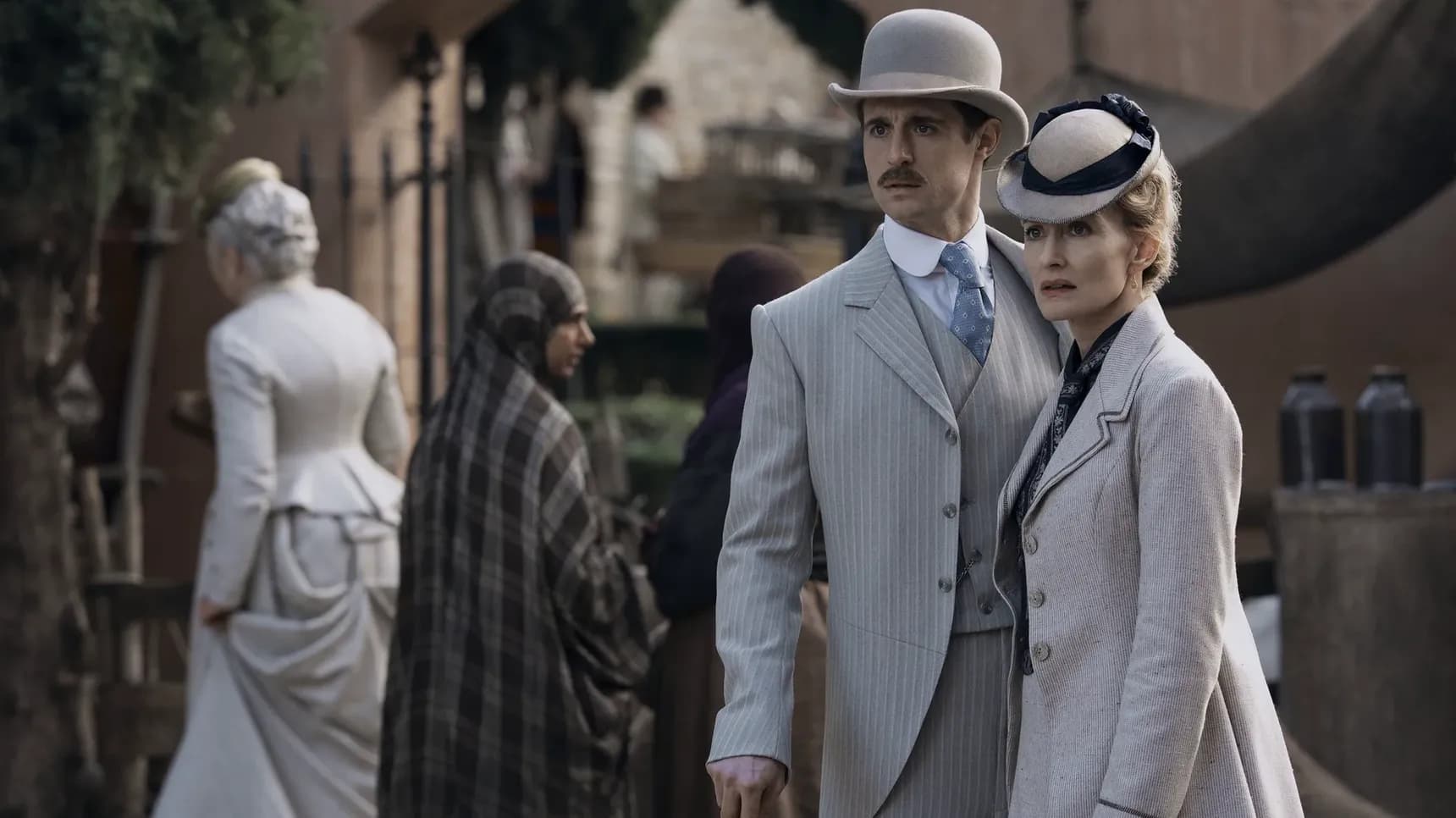 Max Irons jako Mycroft Holmes a Natascha McElhone jako Cordelia Holmesová v seriálu Mladý Sherlock