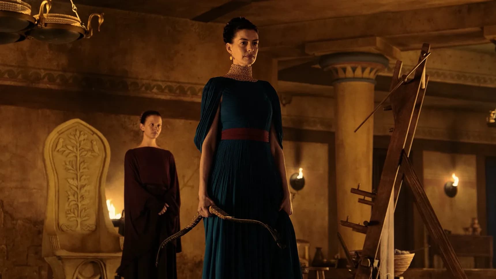 Mia Goth a Anne Hathaway ve filmu Odyssea