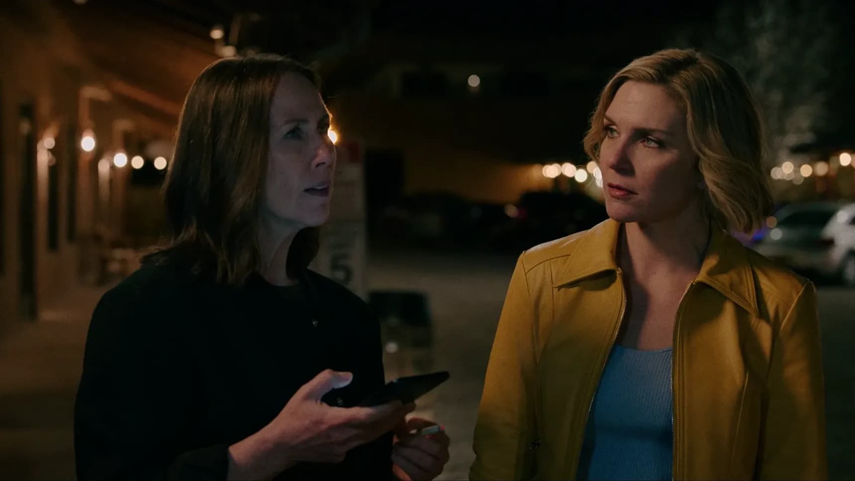 Miriam Shor jako Helen L. Umstead a Rhea Seehorn jako Carol Sturka v seriálu Pluribus