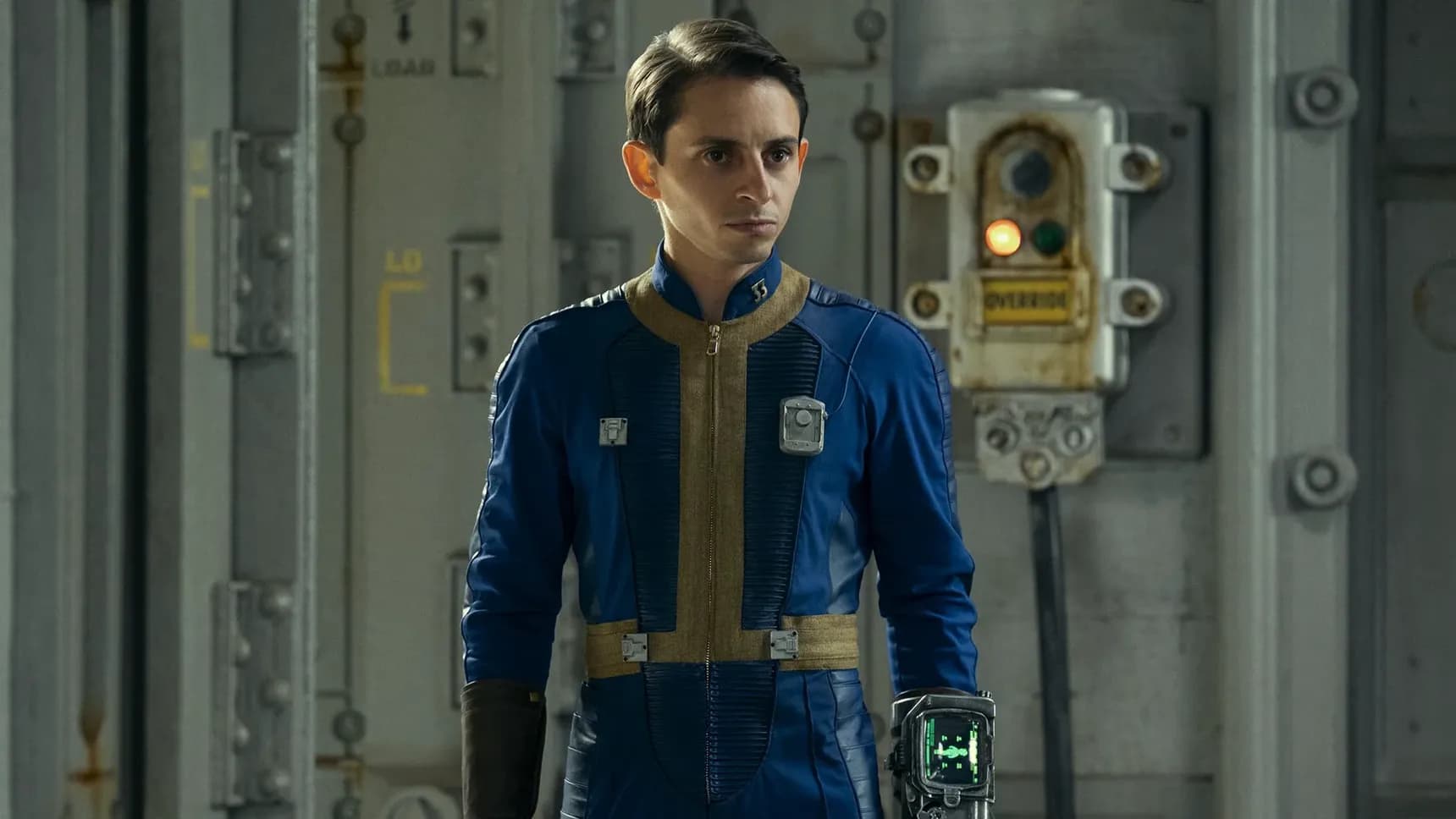 Moises Arias jako Norm MacLean v seriálu Fallout