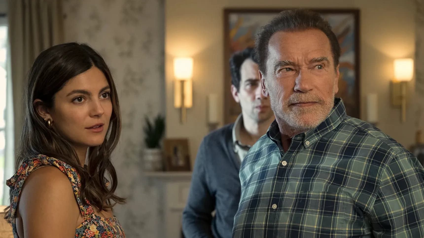 Monica Barbaro a Arnold Schwarzenegger v seriálu FUBAR