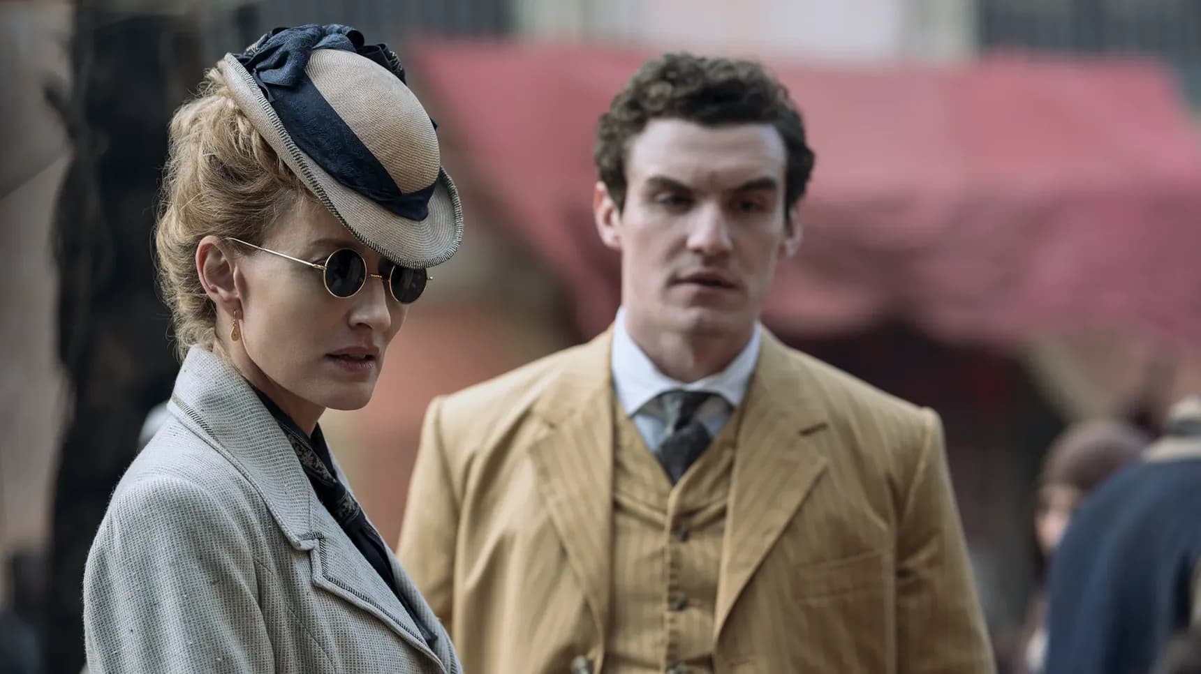 Natascha McElhone jako Cordelia Holmesová a Dónal Finn jako James Moriarty v seriálu Mladý Sherlock