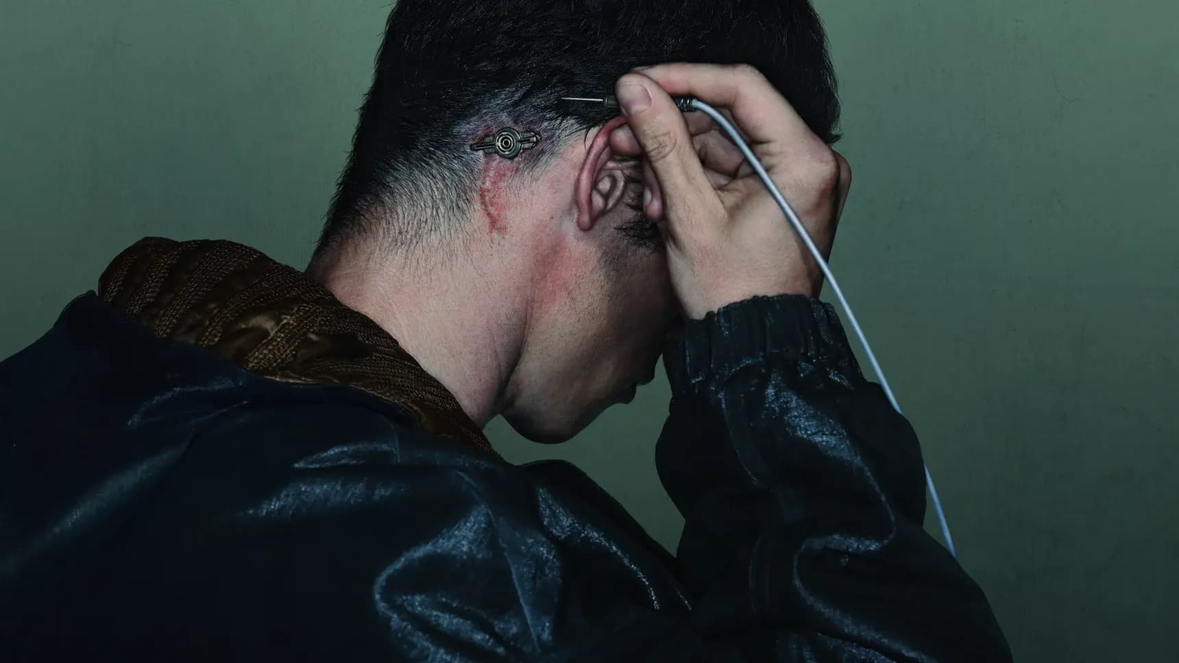 Callum Turner jako hacker Case v seriálu Neuromancer