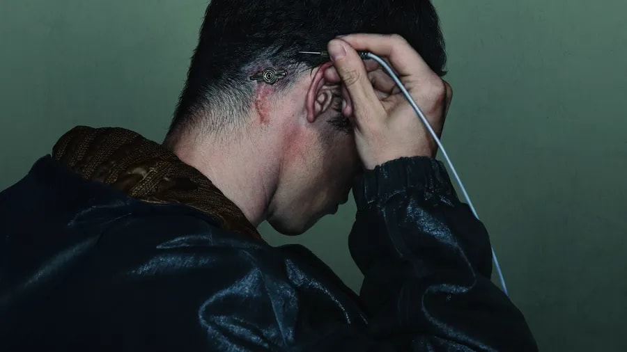 Callum Turner jako hacker Case v seriálu Neuromancer