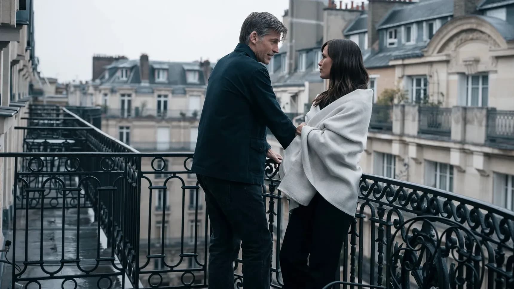 Nikolaj Coster-Waldau a Jennifer Garner ve druhé řadě seriálu Jeho poslední slova