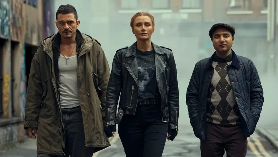 Orlando Bloom, Bryce Dallas Howard a Nick Mohammed ve filmu Deep Cover