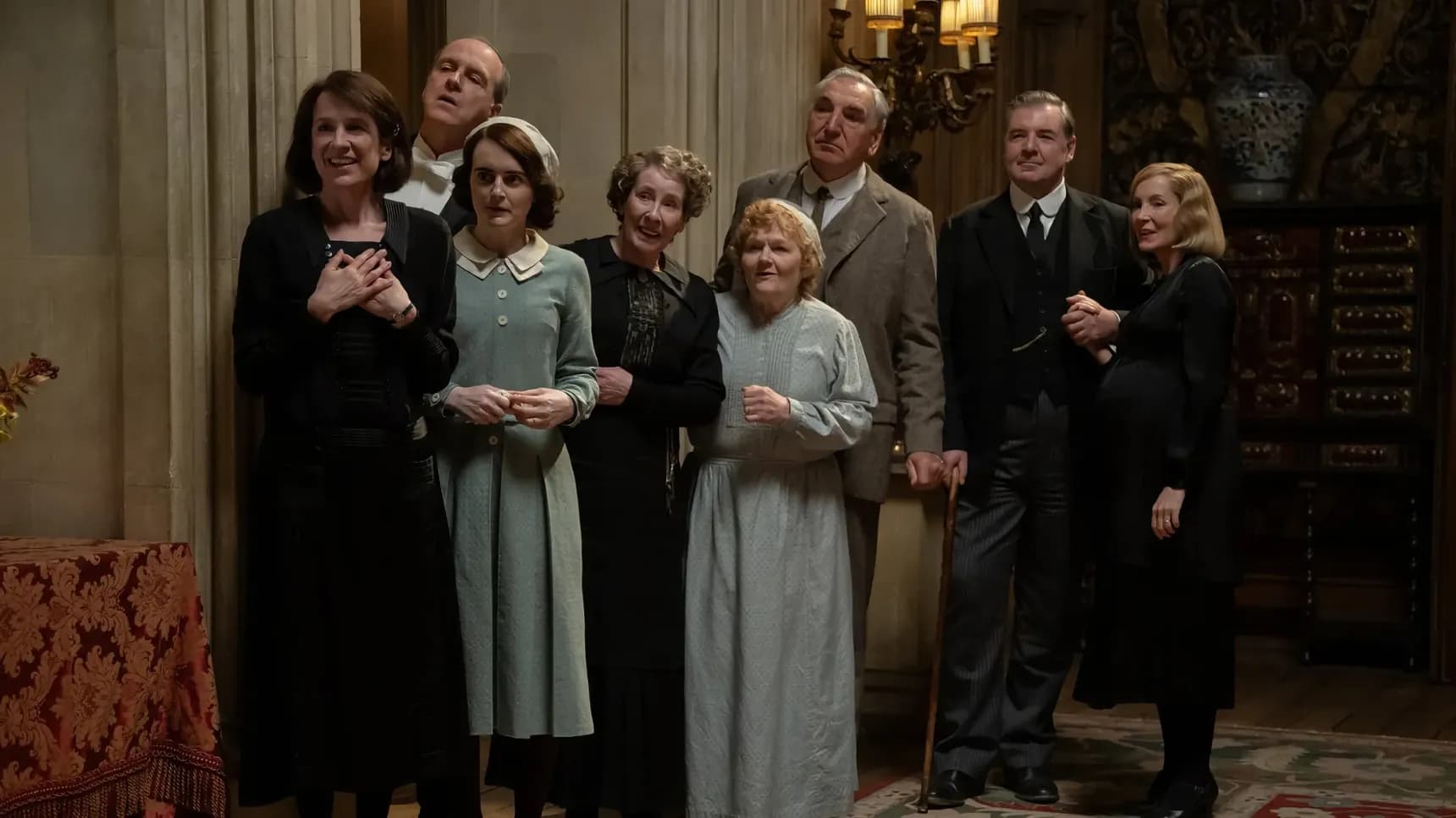 Raquel Cassidy, Kevin Doyle, Sophie McShera, Phyllis Logan, Lesley Nicol, Jim Carter, Brendan Coyle a Joanne Froggatt ve filmu Panství Downton - Velké finále