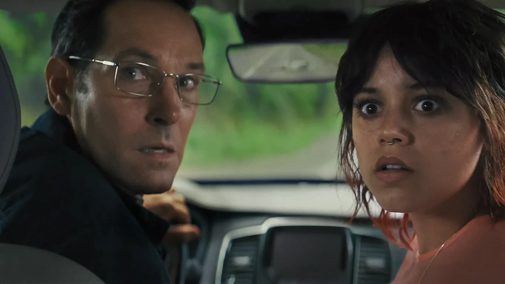Paul Rudd jako otec Elliot a Jenna Ortega jako dcera Ridley ve filmu Death of a Unicorn