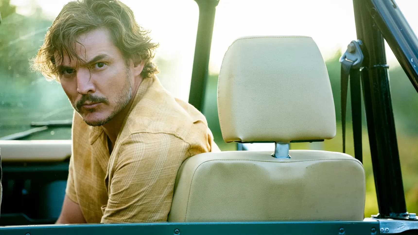 Pedro Pascal v roli Javiho Gutierreze ve filmu Nesnesitelná tíha obrovského talentu