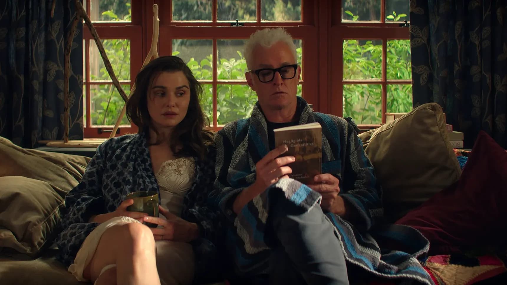 Rachel Weisz a John Slattery v seriálu Vladimir