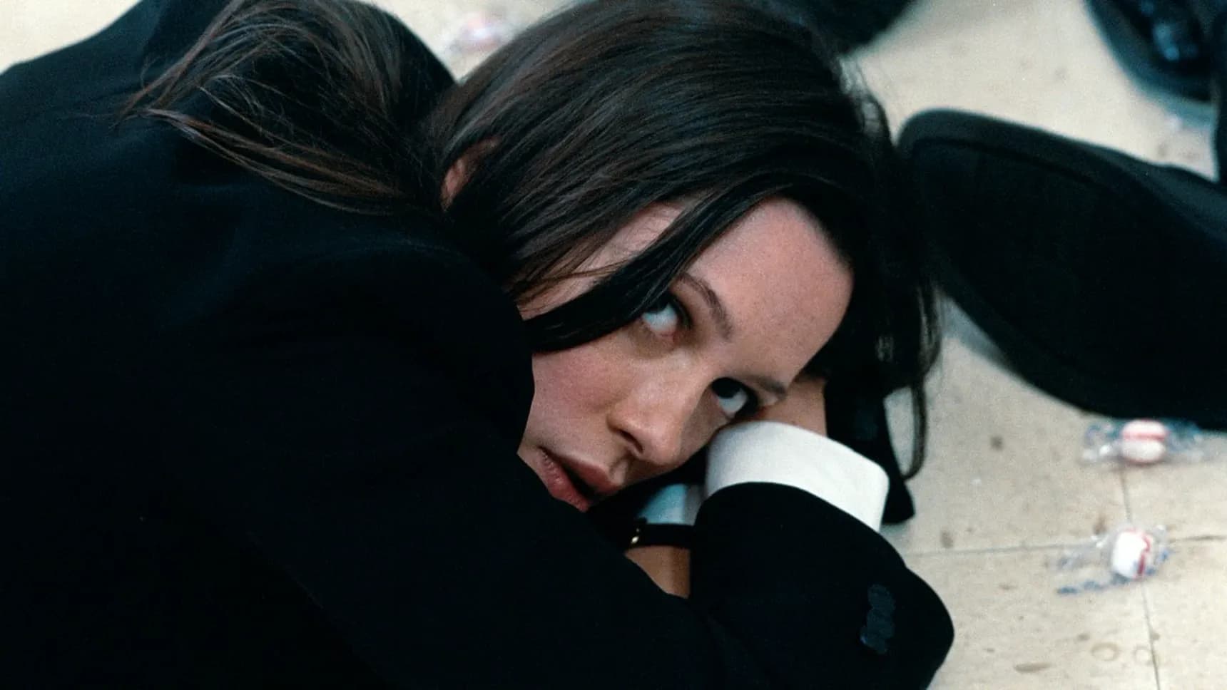 Rebecca Hall ve filmu Město