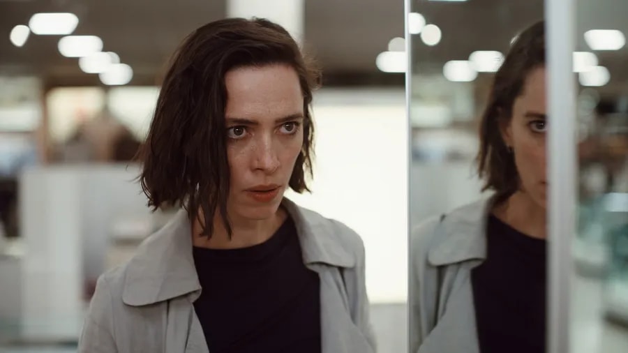 Rebecca Hall ve filmu Znovuzrození