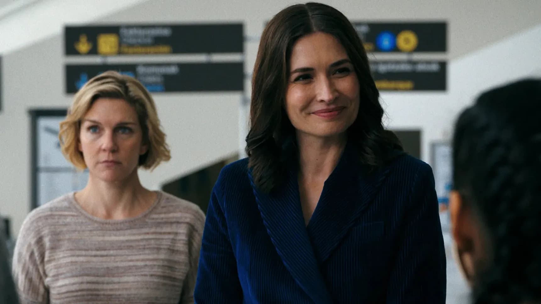 Rhea Seehorn jako Carol Sturka a Karolina Wydra jako Zosia v seriálu Pluribus