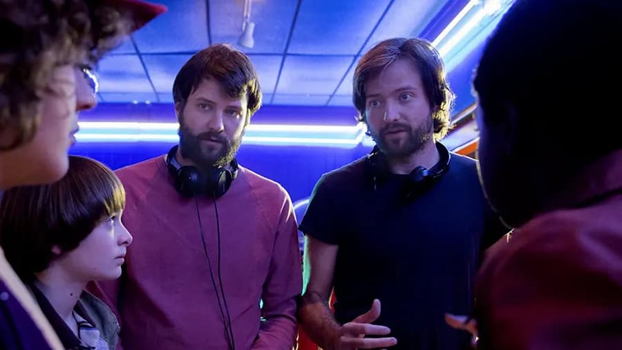Ross Duffer a Matt Duffer při natáčení Stanger Things