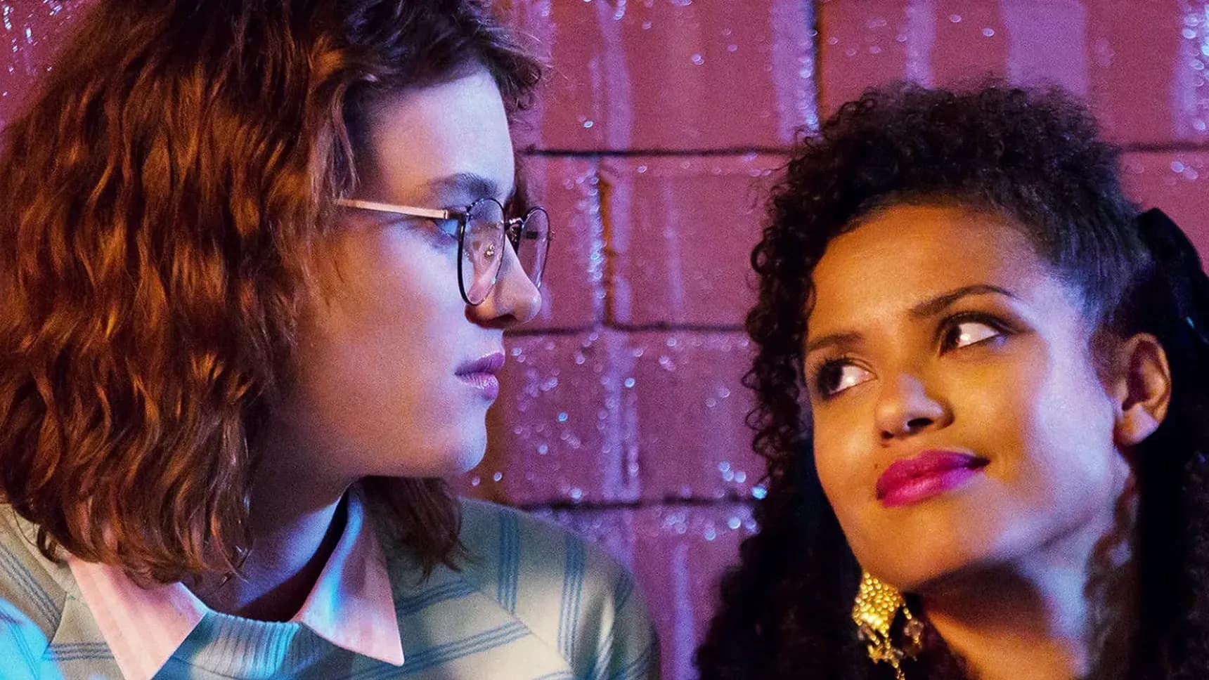 Mackenzie Davis a Gugu Mbatha-Raw v epizodě San Junipero