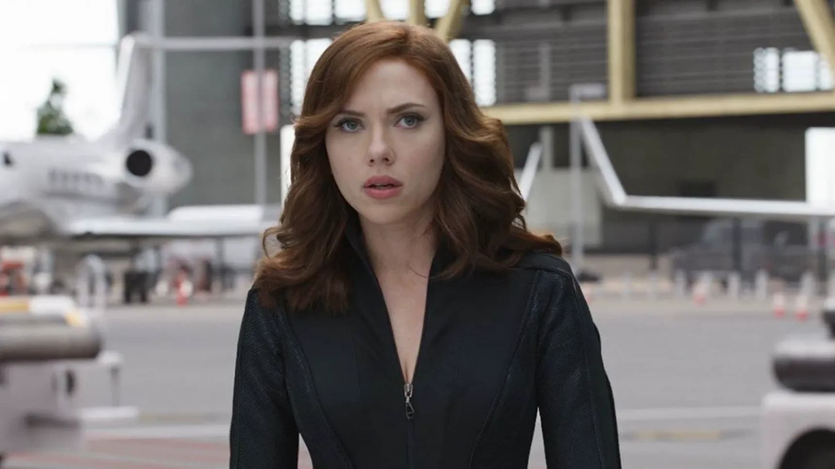 Scarlett Johansson jako Black Widow ve filmu Captain America: Občanská válka