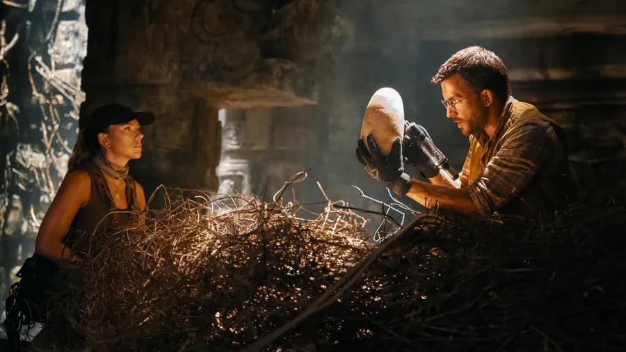 Scarlett Johansson a Jonathan Bailey ve filmu Jurský svět: Znovuzrození