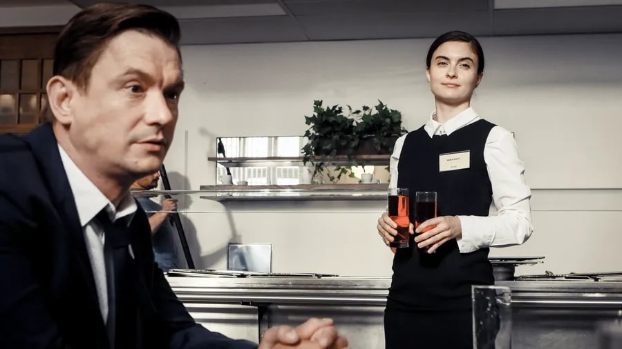 Tomáš Měcháček a Eva Podzimková v dramatickém seriálu Sedm schodů k moci